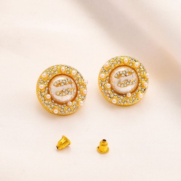 Diamond Pearl Charm Stud New Vintage Design Fashion Fashion Love Pendientes Familia Pareja de cumpleaños Joyería al por mayor