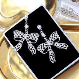 Pendientes colgantes con lazo grande y perlas de diamantes para mujer, aretes colgantes con lazo de perlas y diamantes brillantes de diseñador de lujo, regalo de joyería de compromiso de boda