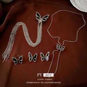 Ensemble d'anneau de boucle d'oreille à papillon plissé en diamant, conception de créneaux sombres et de niche, collier, bijoux personnalisé