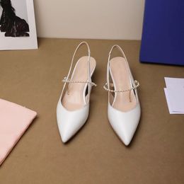 Chaussures de fête pointues diamant talons sexyles élégants pour femmes Été élégants sandales de sandales Bun avec de fines pantoufles