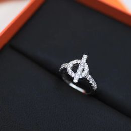 Diamond ring Niche Design Lock Ladies Persoonlijkheid Cool Fashion Light Luxe feest Weddingspaar Gift Engagement Sieraden met fluweeltas