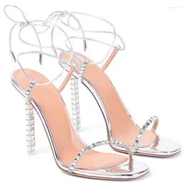 Diamond Sier Sandals Stiletto Rignestone Open Toe Femme Summer Square Cross Tie High Heels Fashion Chaussures pour femmes