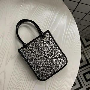 Diamond Small Satin Crystal Totes Duchesse Sparkly Party Bags Pointed Sequined Designer Sacs à main Bracelet en cuir de veau réglable Sho293s