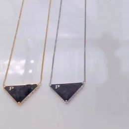 Diamond Tri-angle Luxury Design Gold Silver Pendant Collier élégant amour 18K 316l en acier inoxydable P LOGO GRAVE CHAMIN
