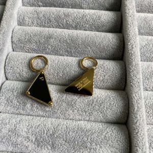 Pendientes colgantes con diseño de símbolo de triángulo de diamante para mujer, aretes negros con letras grabadas en oro de 18 quilates y plata, joyería de boda para niñasSDFSD5