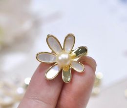Diamondbox -Jewelry Brooch Pin Gold 7-8 mm Akoya Mother of Pearl Wild Flower 18K Rose Gold plaquée Pendant charme Gift Idea Gift