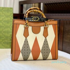 Diana Totes Bolso de la compra Bolso con asa de bambú Lona Cuero Patchwork Bolsos de hombro Letra clásica impresa 25 clavos Correa ajustable extraíble