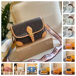 Diane Baguette Designer Bag Luxe handtas Schoudertas Hoogwaardige vrouwen Crossbody Tassen mode grote capaciteit canvas riem reliëf letters kleurrijke handtassen