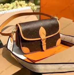 Diane Crossbody tas Designer vrouwen luxe handtassen vrouw hoogwaardige tasschoudertassen echte lederen bruine bloem emboss tas mode koppeling portemonnees