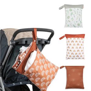 Sacs à couches 3040CM Sac humide imperméable bébé lavable Organisateurs Poussette Imprimer Réutilisable Couleur unie Voyage Nappy Pouch 231207