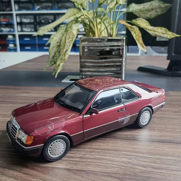 Diecast modelo 1 18 escala Benz 300 CE 24 Coupe 1990 simulación aleación coche colección Vintage ornamento regalo 230711