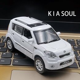Diecast Model 1 32 Kia Soul Alloy Car Model Diecasts speelgoedvoertuigen Metaal Auto Model Simulatiegeluid en Light Collection Childrens Toys Gifts 230308