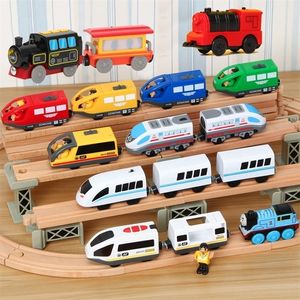 Diecast model auto kinderen RC elektrische trein set locomotief magnetisch slot speelgoed fit voor houten spoorwegspeelgoed kinderen geschenken 220930