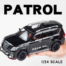 Diecast modelauto's 1 24 Nissan Patrol Off-road SUV Alloy Model CAR Diecast voertuig speelgoedmodellen Collectible Iron Toy Car Sound Light Car For Boys Kid Y24052077U4