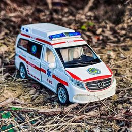Modèle Diecast Cars 1 32 Benz Ambulance High Simulation Diecast Metal Alloy Model Car Pull Back Sound Light Car Collection Gift Collection Y240520URXM
