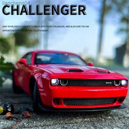 Gegoten modelauto's 1 32 Dodge Challenger SRT Legering sportwagenmodel Gegoten metalen speelgoed Spierautomodel Simulatie Geluid en licht Kinderen Speelgoed Geschenk