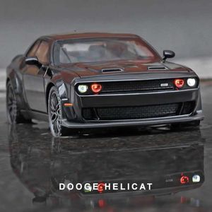Diecast Model Cars 1 32 Dodge Challenger Hell Cat Red Eyed Alloy Muscle Car Model Sound en Light Childrens Toy Collection Birthday Gift WX