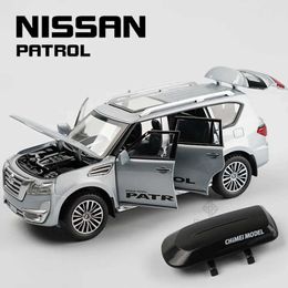 Diecast Model Cars 1 32 Nissan Patrol Alloy Die-Cast Y62 Toy Car Modèle avec Sound de voyage Sound et Light Tull Back Car Series Childrens Toysl2405