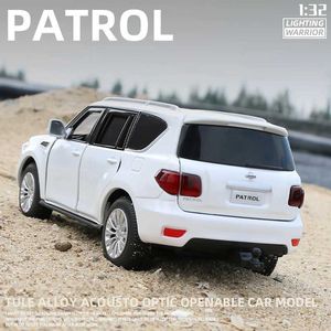Diecast Model Cars 1 32 Nissan Patrol SUV ALLIAG MODEAL DICASTS Metal Toy Vehicles Model Collection Simulation Sound et Gift Toy Kids Light Gift
