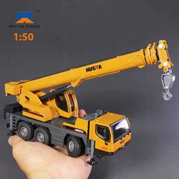 Modèles Diecast Cars Huina 1702 1/50 Modèle d'alliage à échelle Modèle de grue monté sur camion Simulation Construction Engineering Vehicle Crane Childrens Toy Car T240506