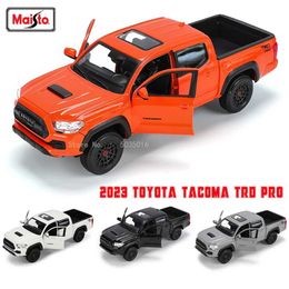 Modelo de Diecast autos Maisto 1 27 NUEVO 2023 Toyota Tacoma TRD Pro Simulada Modelo de aleación Modelo de artesanía Serie de decoración de artesanía Regalos de juguete WX