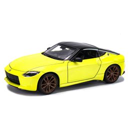 Diecast model Maisto 1 24 2023 Nissan Z Zeer gedetailleerde die cast precisie Model Auto -collectie Geschenk 230821