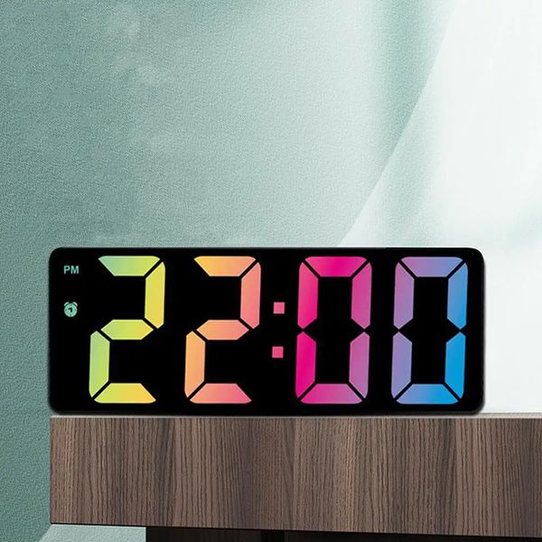 Réveil numérique polices colorées horloges LED pour chambre à coucher affichage électronique de bureau paramètres d'alarme rvb commande vocale lampe de table 231220