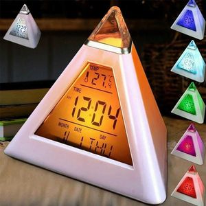 Rédacteur d'alarme à LED numérique 7 couleurs Modification de la température de temps de lumière Night Affichage Pyramide Bureau de forme avec mode de répétition de la musique 240514