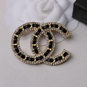 Digner Jewerly Brand Letter Broche Gold Insoled Crystal Rhintone Brooch Lady Pearl Pin Fiesta de bodas para mujeres