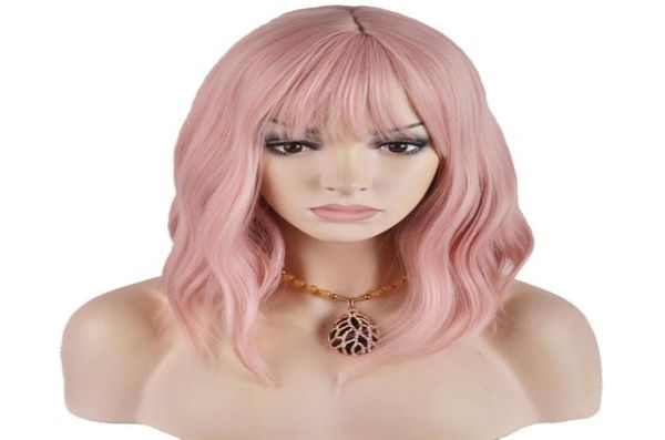 Dilys – perruque synthétique courte bouclée pour femmes et filles, perruques charmantes avec frange à Air, bonnet de perruque inclus, couleur rose 9637044