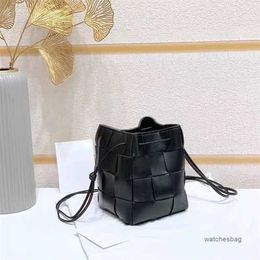 Borsa da pranzo Cassette di alta qualità Bvs Venetaabotegs Borse eleganti lavorate a maglia Vera pelle di pecora e secchiello in pelle intrecciata a mano Borsa a tracolla carina Moda versatile 8