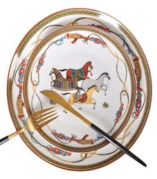 Assiettes de dîner Luxury War Horse Bone Chine Dîle Set Royal Feast Porcelaine Western Plat Dish Home Decoration Mariage Cadeaux8976897