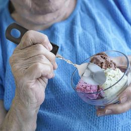 Dinyire Sets 2 om buigbare bestek oudere adaptieve gebruiksvoorwerpen te voeden senior eet roestvrijstalen volwassene