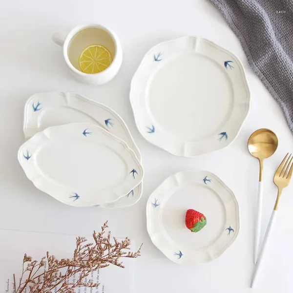 Ensembles de vaisselle créatifs japonais Cartoon rétro Swallow Plaque de relief Home Flat Deep Ceramic Breakfast Dessert