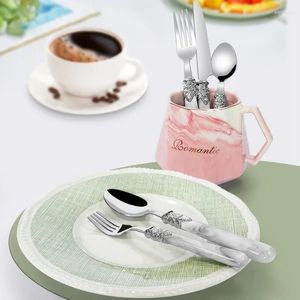 Din sets Sets Flatware Mes Vork Lepel Roestvrijstalen set Marble Plastic Hendel Huishoudelijk Licht Luxe Dessert Schep Biefank Knives