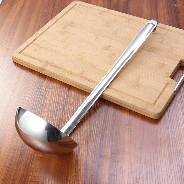 Juegos de vajilla Diseño de gancho colgante Cucharón para servir Mango largo de acero inoxidable Cuchara para sopa Utensilio de cocina (13 cm)