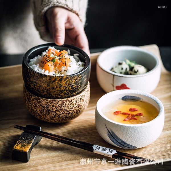 Juntos de vajillas tazones de arroz redondos comiendo palillos de cerámica sopa de sopa pequeña otra vajilla de estilo occidental.