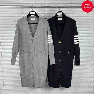 Ventas directas TB Autumn New Mid Long Longitud Cardigan de cuatro bares con suéter de punto de punto tejido interno, tanto hombres como mujeres, el mismo estilo para parejas