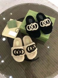 Directe verkoop van hoge kwaliteit vrouwen slippers mode brief afdrukken sexy wol schoenen indoor thermische isolatie designer schoen dikke bodem luxe doos maat 35-41