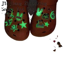 Vente d'usine directement Bad Bunny Glowing in the Dark Shoes Charms Shoe Accessories Clog Charm Accepter Clients Customated Jibbitz Shoe Charmes