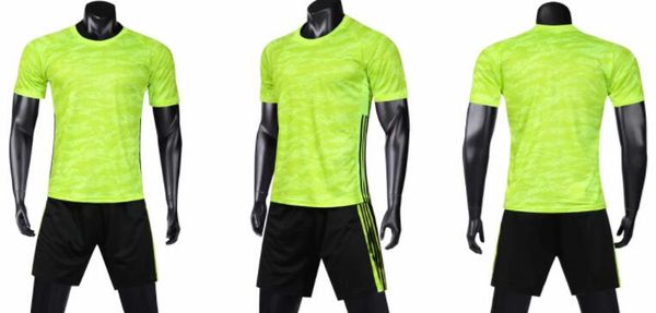 Remise Kits d'uniformes de football personnalisés de Performance de maille pour hommes ensembles de maillots de football de sport avec des shorts vêtements de football vêtements personnalisés