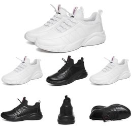 Vente discount Chaussures de course pour hommes femmes Triple noir blanc Baskets de sport à plateforme en cuir Baskets pour hommes Marque maison Fabriqué en Chine