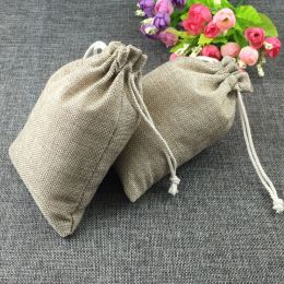 Affichage 50pcs Fashion Cadeaux naturels Sac de jute Coton Fil DrawString Sacs Bijoux Packaging Affichage pour le mariage / la fête / Pouche d'anniversaire