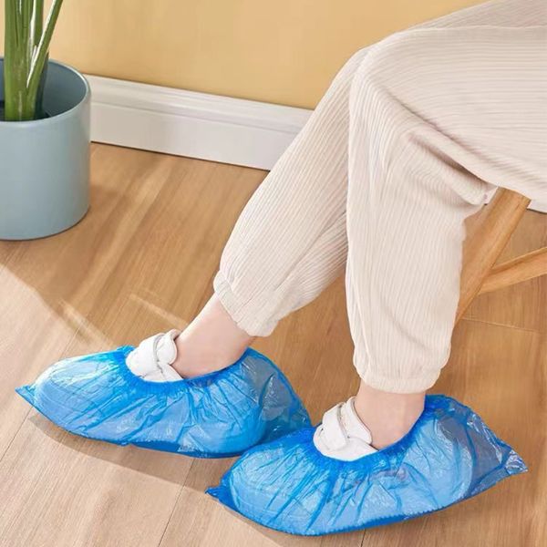 Cubiertas desechables Fábrica al por mayor nuevo material 100 cubierta de zapato transpirable de plástico grueso desechable PE cubierta de zapato impermeable y antideslizante