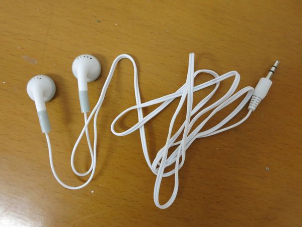 Auriculares blancos simples desechables Auriculares para teléfono inteligente android MP3 MP4 dispositivo con bolsa de opp hecho en china L16I