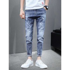 Jeans en détresse, hommes à la mode à la tendance slim de petits pieds, 2024 Été mince version coréenne