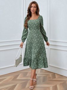 Vestido con volantes en el bajo y escote cuadrado con estampado floral de florecitas SHE