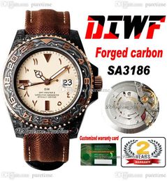 DIWF GMT II SA3186 Reloj automático para hombre Caja de fibra de carbono Esfera beige Marcadores de escritura árabe Correa de nailon marrón Super edición Puretime D4
