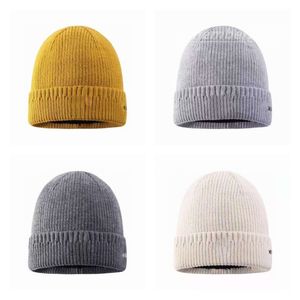 VIP Paymen de 90 bricolage d'automne et d'hiver Couleur solide en tricot Bucket Hat personnalisé conception de logo personnalisé Skull Beanie Men and Women Team peut porter R5