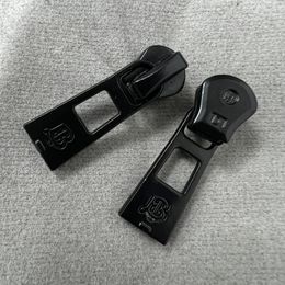 DIY Kledingletter Zipperhoofd naaien notie letters ritstrekker zwart kledingaccessoire